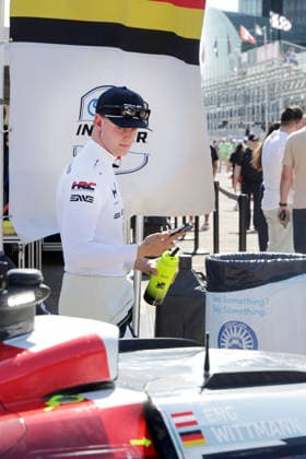 Mike Schumacher (GER) Honda 47 wirft einen Blick auf den BMW M Hybrid GTP 25im Fahrerlager, Team Rahal Letterman Lanigan Racing, Detroit, Michigan, USA, 29.05.2026, IndyCar, Indy Car, IRL, USA Serie