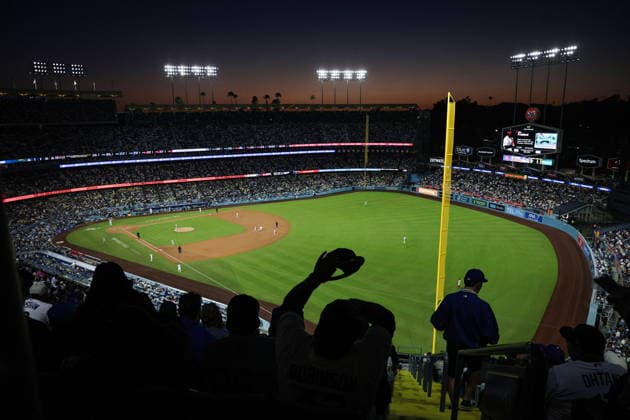 MLB, Baseball Herren, USA - Los Angeles Dodgers vs. Philadelphia Phillies The sun sets during the fifth inning of an MLB baseball game between the Los Angeles Dodgers and the Philadelphia Phillies at Uniqlo Field in Dodger Stadium; in Los Angeles, California, USA, 29 May 2026. LOS ANGELES CALIFORNIA UNITED STATES  Copyright: xCHRISxTORRESx
