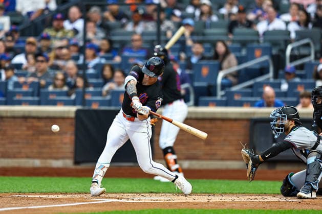 Miami Marlins v New York Mets - MLB, Baseball Herren, USA New York Mets player A.J. Ewing, wearing number 9, singles to drive in two runs during the first inning of a baseball game against the Miami Marlins at Citi Field in Corona, New York, on May 29, 2026. Flushing United States  Copyright: xGordonxDonovanx originalFilename:donovan-mlbmiami260529_nphPm.jpg
