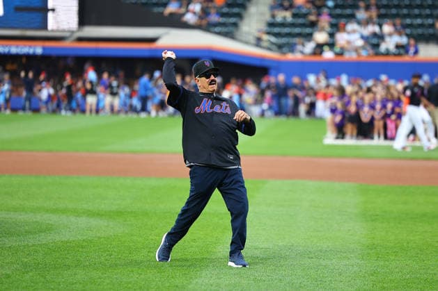 Miami Marlins v New York Mets - MLB, Baseball Herren, USA Former Mets manager Bobby Valentine throws out the ceremonial first pitch before the baseball game between the Miami Marlins and New York Mets at Citi Field in Corona, New York, on May 29, 2026. Flushing United States  Copyright: xGordonxDonovanx originalFilename:donovan-mlbmiami260529_npJ33.jpg