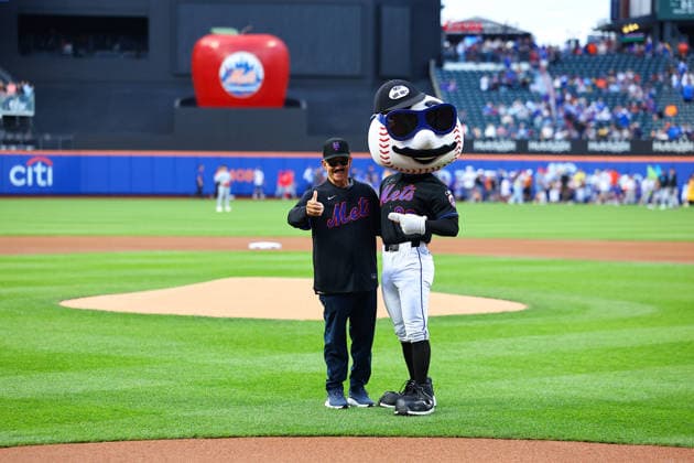 Miami Marlins v New York Mets - MLB, Baseball Herren, USA Former Mets manager Bobby Valentine and Mr. Met pose for a photo before the baseball game between the Miami Marlins and New York Mets at Citi Field in Corona, New York, on May 29, 2026. Flushing United States  Copyright: xGordonxDonovanx originalFilename:donovan-mlbmiami260529_npmjO.jpg