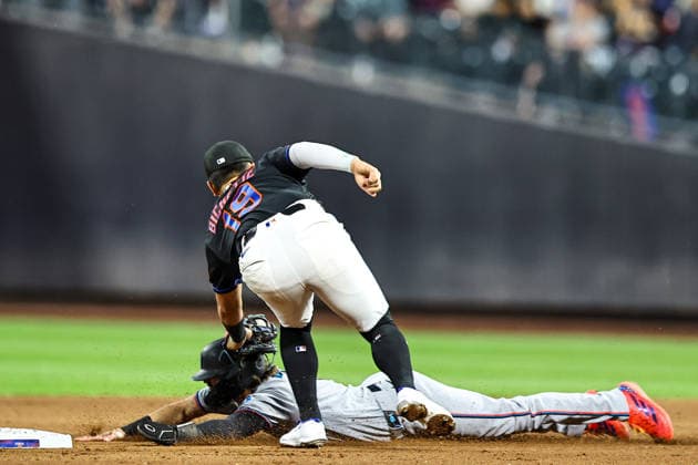 Miami Marlins v New York Mets - MLB, Baseball Herren, USA Miami Marlins player Connor Norby is thrown out attempting to steal second base as New York Mets shortstop Bo Bichette makes the tag during the fourth inning of a baseball game at Citi Field in Corona, New York, on May 29, 2026. Flushing United States  Copyright: xGordonxDonovanx originalFilename:donovan-mlbmiami260529_npXOq.jpg