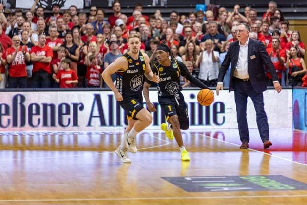 Lucas Mayer (Bozic Estriche Knights Kirchheim, 08) Phillip Montreal Russell (Bozic Estriche Knights Kirchheim, 01) Branislav Ignjatovic (Giessen 46ers, Headcoach) GER, Giessen46ers vs. Bozic Estriche Knights Kirchheim, BARMER 2. Basketball Bundesliga, Playoffs Halbfinale Spiel 4, Saison 2025 2026, 29.05.2026 GER, Giessen46ers vs. Bozic Estriche Knights Kirchheim, BARMER 2. Basketball Bundesliga, Playoffs Halbfinale Spiel 4, Saison 2025 2026, 29.05.2026 Giessen Copyright: xEibner-Pressefoto NinaxSanderx EP_NSR