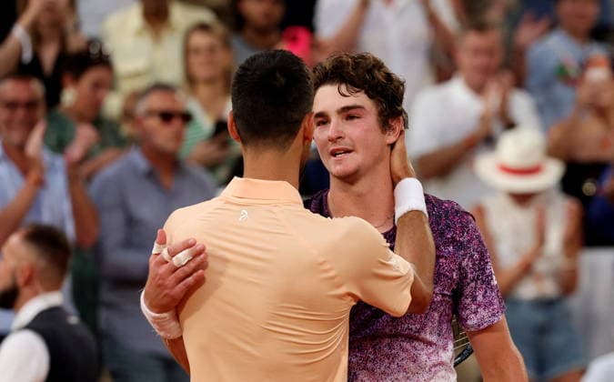- Novak Djokovic s est fait éliminer en cinq sets par le prodige brésilien Joao Fonseca lors des Internationaux de France de Tennis de Roland Garros le 29 mai 2026. Dominique Jacovides Bestimage Novak Djokovic was eliminated in five sets by Brazilian prodigy Joao Fonseca at the French Open tennis tournament at Roland Garros on May 29, 2026. Paris France  Copyright: xDOMINIQUExJACOVIDESx xBESTIMAGExDOMINIQUExJACOVIDESx xBESTIMAGEx
