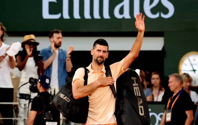 - Novak Djokovic s est fait éliminer en cinq sets par le prodige brésilien Joao Fonseca lors des Internationaux de France de Tennis de Roland Garros le 29 mai 2026. Dominique Jacovides Bestimage Novak Djokovic was eliminated in five sets by Brazilian prodigy Joao Fonseca at the French Open tennis tournament at Roland Garros on May 29, 2026. Paris France  Copyright: xDOMINIQUExJACOVIDESx xBESTIMAGExDOMINIQUExJACOVIDESx xBESTIMAGEx