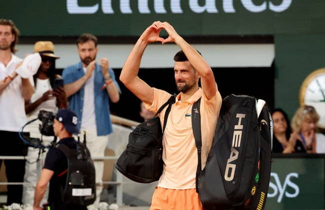 - Novak Djokovic s est fait éliminer en cinq sets par le prodige brésilien Joao Fonseca lors des Internationaux de France de Tennis de Roland Garros le 29 mai 2026. Dominique Jacovides Bestimage Novak Djokovic was eliminated in five sets by Brazilian prodigy Joao Fonseca at the French Open tennis tournament at Roland Garros on May 29, 2026. Paris France  Copyright: xDOMINIQUExJACOVIDESx xBESTIMAGExDOMINIQUExJACOVIDESx xBESTIMAGEx