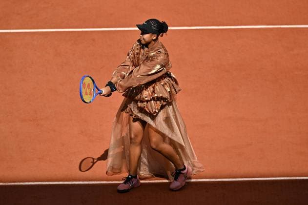 2026 French Open, Roland-Garros - Day 7 PARIS, FRANCE - MAY 30: Japan s Naomi Osaka and United States Iva Jovic (not seen) compete during their women s singles match on day 7 of the French Open tennis tournament on Court Philippe-Chatrier at the Roland-Garros Complex in Paris on May 30, 2026. Mustafa Yalcin Anadolu Paris France. Editorial use only. Please get in touch for any other usage.  Copyright: x2026xAnadoluxMustafaxYalcinx