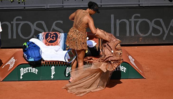 2026 French Open, Roland-Garros - Day 7 PARIS, FRANCE - MAY 30: Japan s Naomi Osaka and United States Iva Jovic (not seen) compete during their women s singles match on day 7 of the French Open tennis tournament on Court Philippe-Chatrier at the Roland-Garros Complex in Paris on May 30, 2026. Mustafa Yalcin Anadolu Paris France. Editorial use only. Please get in touch for any other usage.  Copyright: x2026xAnadoluxMustafaxYalcinx