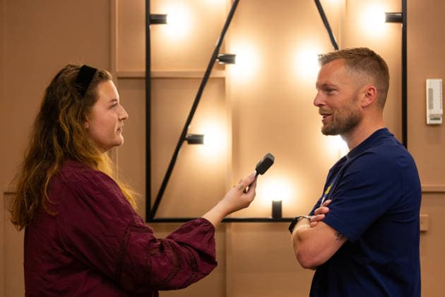 260530 Goalkeeper coach Linus Kandolin of the Swedish national football team is interviewed by Swedish Radio during a press event on May 30, 2026 in Stockholm. Photo: Axel Boberg BILDBYRAN COP 258 AX0106 fotboll football soccer fotball landskamp sverige sweden sverige a FIFA World Cup, WM, Weltmeisterschaft, Fussball vm bbeng sr sveriges radio Copyright: AXELxBOBERG BB260530AX006
