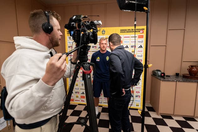 260530 Goalkeeper coach Linus Kandolin of the Swedish national football team is interviewed by Swedish Television during a press event on May 30, 2026 in Stockholm. Photo: Axel Boberg BILDBYRAN COP 258 AX0106 fotboll football soccer fotball landskamp sverige sweden sverige a FIFA World Cup, WM, Weltmeisterschaft, Fussball vm bbeng svt sveriges television Copyright: AXELxBOBERG BB260530AX007