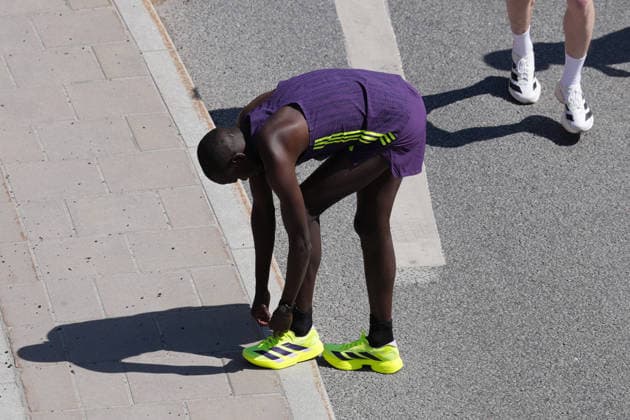 STOCKHOLM, SVERIGE 20260530 En löpare knyter skorna inför starten av Stockholm marathon pa lördagen. STOCKHOLM SVERIGE x10500x