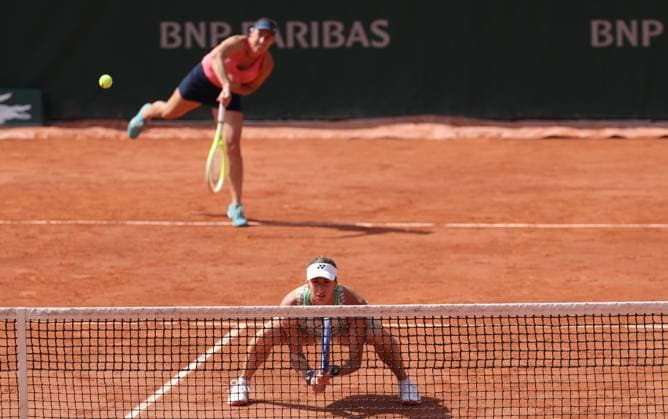 Belgian Magali Kempen pictured in action during a doubles tennis match between Brazilian-Argentinian pair Martins-Sierra and Belgian-Slovenian pair Kempen-Klepac, in the second round of the women s doubles at the Roland Garros French Open tennis tournament, in Paris, France, Saturday 30 May 2026. This year s tournament takes place from 18 May to 07 June. VIRGINIExLEFOUR  x175449444x