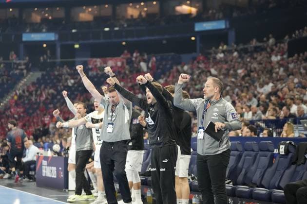 Die Trainerbank und Ersatzspieler des THW Kiel feiern einen Treffer mit geballten Fäusten. Im Vordergrund ist ein Offizieller mit Klemmbrett zu sehen, dahinter mehrere Spieler und Betreuer in Jubelpose. EHF European League: THW Kiel - Montpellier HB, 30.05.2026, Hamburg, Barclays Arena Copyright: xPhilippHeistx