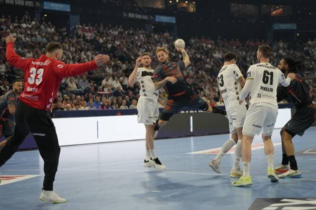 Ein Spieler von Montpellier HB ( 28) springt zum Wurf und wird von mehreren THW-Kiel-Spielern bedrängt. Torwart Andreas Wolff ( 33; THW Kiel) und Hendrik Pekeler ( 61; THW Kiel) sind in der Abwehr aktiv, Magnus Landin ( 7; THW Kiel) steht ebenfalls im Bild. EHF European League: THW Kiel - Montpellier HB, 30.05.2026, Hamburg, Barclays Arena Copyright: xPhilippHeistx