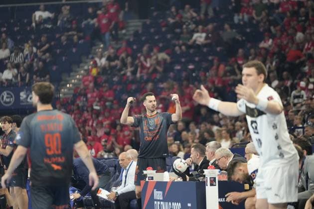 Léo Plantin ( 90; Montpellier HB) steht mit erhobenen Fäusten an der Seitenlinie und feuert sein Team an. Im Vordergrund ist ein Spieler von THW Kiel im weißen Trikot zu sehen. EHF European League: THW Kiel - Montpellier HB, 30.05.2026, Hamburg, Barclays Arena Copyright: xPhilippHeistx