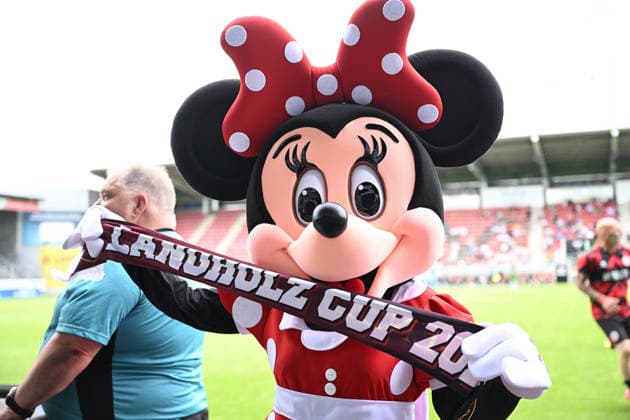 30.05.2026, xsvx, Fussball Langholz Cup 2026, v.l. Mini Maus mit Langholzcup Schal Wiesbaden