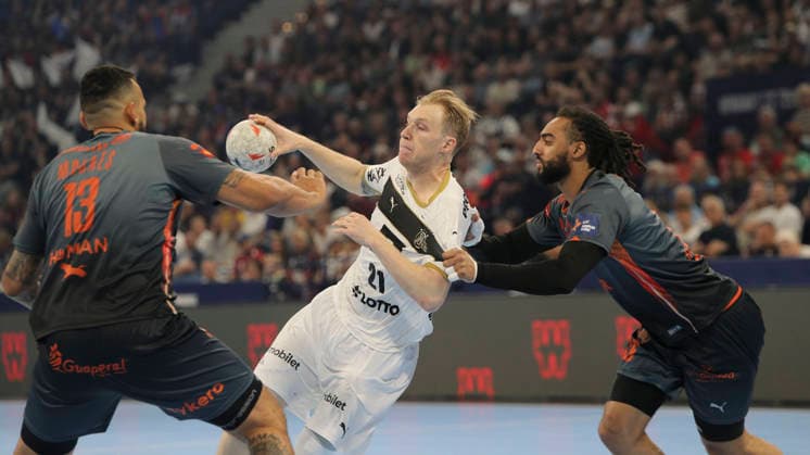 photo : Torwurf von .... Eric Johansson ( Kiel ) gegen Hugo Bryan MONTE dos SANTOS (rechts) und Rogerio Ferreira MORAES Handball Herren am Sa. 30.05.2026 Mens EHF European League , Final Four in Hamburg THW Kiel - Montpellier , Halbfinale