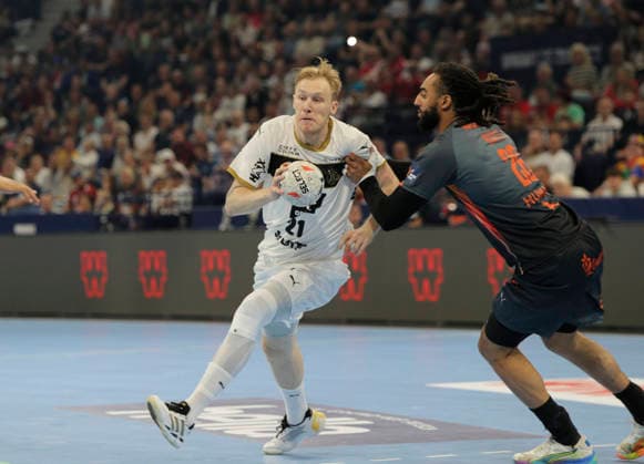 photo : Torwurf von .... Eric Johansson ( Kiel ) gegen Hugo Bryan MONTE dos SANTOS (rechts) Handball Herren am Sa. 30.05.2026 Mens EHF European League , Final Four in Hamburg THW Kiel - Montpellier , Halbfinale