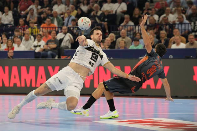 photo : Torwurf von .... Veron Nacinovic (Kiel) gegen David Romeu BALAGUER , rechts Handball Herren am Sa. 30.05.2026 Mens EHF European League , Final Four in Hamburg THW Kiel - Montpellier , Halbfinale