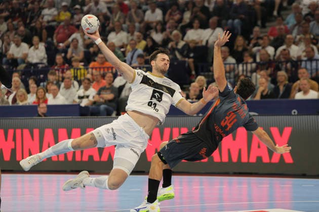photo : Torwurf von .... Veron Nacinovic (Kiel) gegen David Romeu BALAGUER , rechts Handball Herren am Sa. 30.05.2026 Mens EHF European League , Final Four in Hamburg THW Kiel - Montpellier , Halbfinale