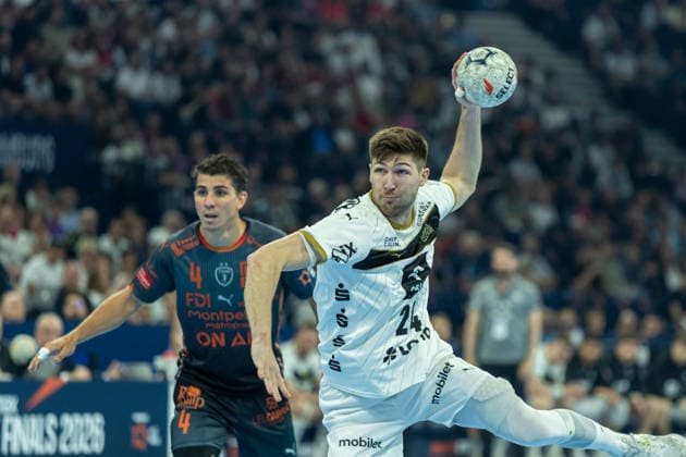 Lukas Zerbe (THW Kiel) controls the ball during the handball semi-final of the the Winamax EHF Finals 2026 between Montpellier Handball and THW Kiel at Barclays Arena on May 30, 2026 in Hamburg, Germany. -