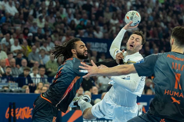 Hugo Monte dos Santos (Montpellier Handball) und Domagoj Duvnjak (THW Kiel) battle for the ball during the handball semi-final of the the Winamax EHF Finals 2026 between Montpellier Handball and THW Kiel at Barclays Arena on May 30, 2026 in Hamburg, Germany. -
