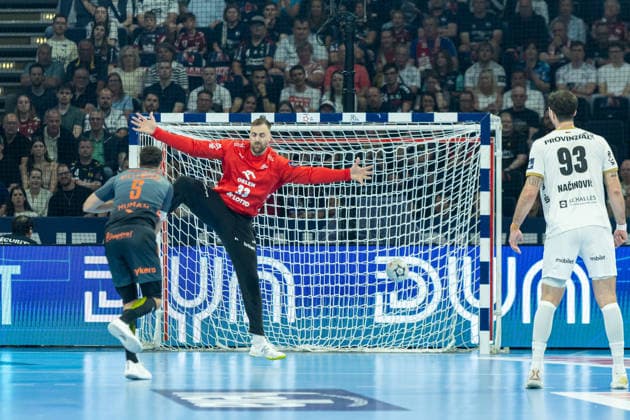 Torwart Andreas Wolff (THW Kiel) controls the ball during the handball semi-final of the the Winamax EHF Finals 2026 between Montpellier Handball and THW Kiel at Barclays Arena on May 30, 2026 in Hamburg, Germany. -