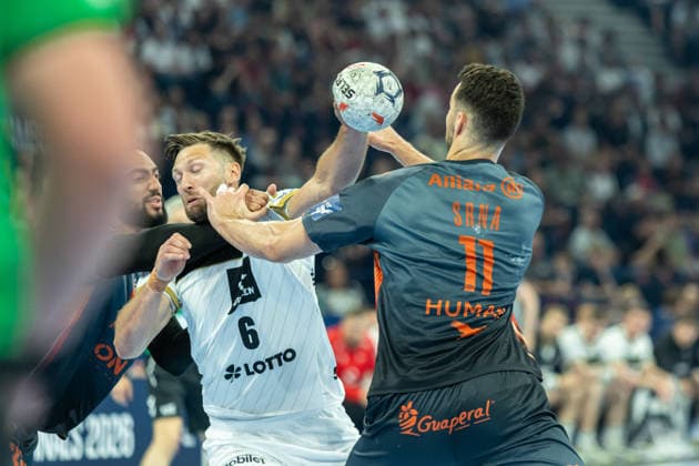 Harald Reinkind (THW Kiel) und Zvonimir Srna (Montpellier Handball) battle for the ball during the handball semi-final of the the Winamax EHF Finals 2026 between Montpellier Handball and THW Kiel at Barclays Arena on May 30, 2026 in Hamburg, Germany. -