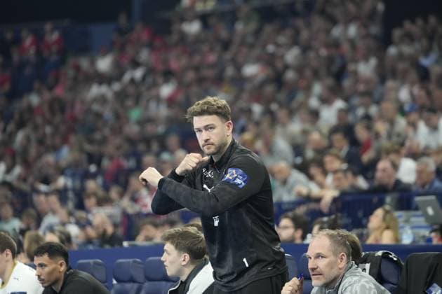 Gonzalo Perez de Vargas ( 1; THW Kiel) steht konzentriert an der Seitenlinie und beobachtet das Spielgeschehen mit verschränkten Armen. Im Hintergrund sind weitere THW-Kiel-Akteure auf der Bank zu sehen, darunter Mohab Abdelhak ( 48; THW Kiel). EHF European League: THW Kiel - Montpellier HB, 30.05.2026, Hamburg, Barclays Arena Copyright: xPhilippHeistx