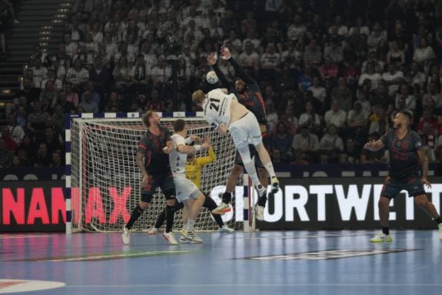 Eric Johansson ( 21; THW Kiel) springt hoch zum Wurf aufs Tor und wird von einem Spieler von Montpellier HB geblockt. Im Hintergrund sind weitere Spieler beider Teams sowie der Torwart von Montpellier HB zu sehen. EHF European League: THW Kiel - Montpellier HB, 30.05.2026, Hamburg, Barclays Arena Copyright: xPhilippHeistx