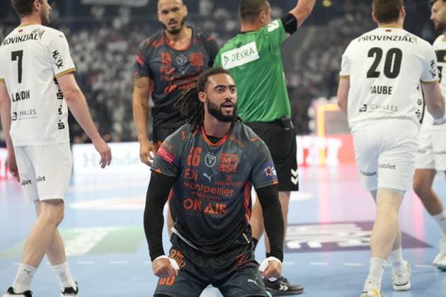 Léo Plantin ( 90; Montpellier HB) kniet auf dem Spielfeld und reagiert emotional auf eine Schiedsrichterentscheidung. Im Hintergrund sind Magnus Landin ( 7; THW Kiel), Lukas Laube ( 20; THW Kiel) sowie ein Schiedsrichter zu sehen. EHF European League: THW Kiel - Montpellier HB, 30.05.2026, Hamburg, Barclays Arena Copyright: xPhilippHeistx