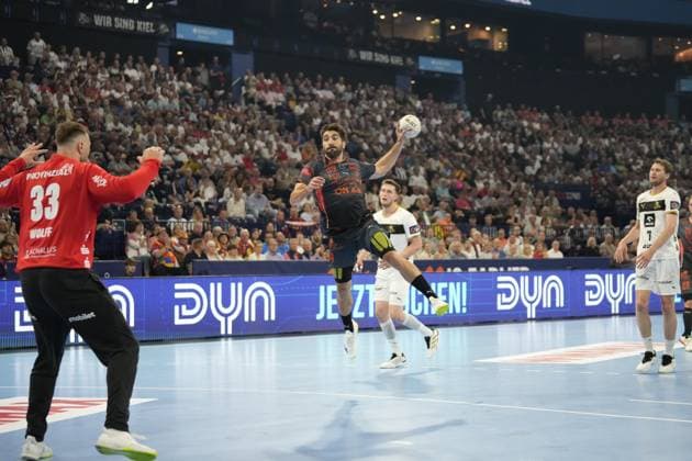 Ein Spieler von Montpellier HB springt in die Luft und zieht zum Torwurf ab, während THW-Torwart Andreas Wolff ( 33; THW Kiel) in Position geht. Nikola Bilyk ( 53; THW Kiel) und Magnus Landin ( 7; THW Kiel) sind im Hintergrund zu sehen. EHF European League: THW Kiel - Montpellier HB, 30.05.2026, Hamburg, Barclays Arena Copyright: xPhilippHeistx
