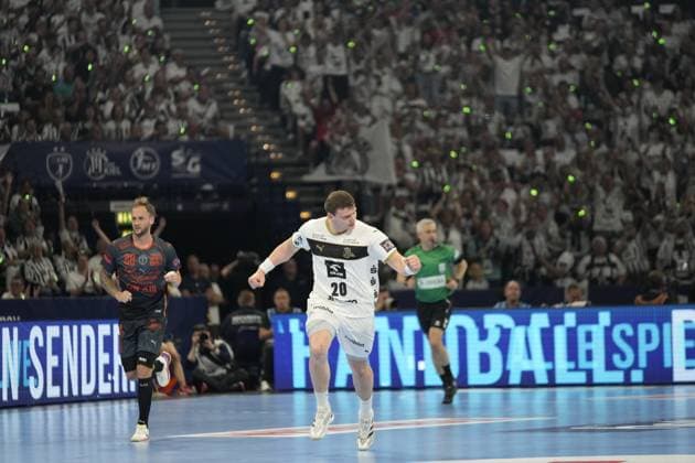 Lukas Laube ( 20; THW Kiel) läuft jubelnd mit geballten Fäusten über das Spielfeld. Im Hintergrund verfolgt Valentin Porte ( 28; Montpellier HB) die Szene, während ein Schiedsrichter in grünem Trikot die Situation beobachtet. EHF European League: THW Kiel - Montpellier HB, 30.05.2026, Hamburg, Barclays Arena Copyright: xPhilippHeistx