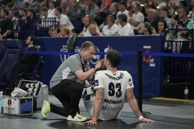 Veron Nacinovic ( 93; THW Kiel) sitzt auf dem Hallenboden und wird von einem Betreuer im Gesicht behandelt. Im Hintergrund sind zahlreiche Zuschauer zu sehen. EHF European League: THW Kiel - Montpellier HB, 30.05.2026, Hamburg, Barclays Arena Copyright: xPhilippHeistx