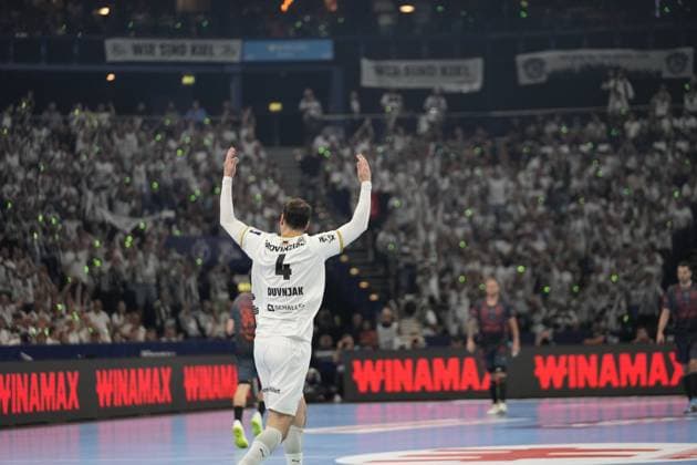 Domagoj Duvnjak ( 4; THW Kiel) reißt beide Arme in die Höhe und feiert mit den Fans. Im Hintergrund ist die vollbesetzte Tribüne mit leuchtenden Sticks zu sehen. EHF European League: THW Kiel - Montpellier HB, 30.05.2026, Hamburg, Barclays Arena Copyright: xPhilippHeistx