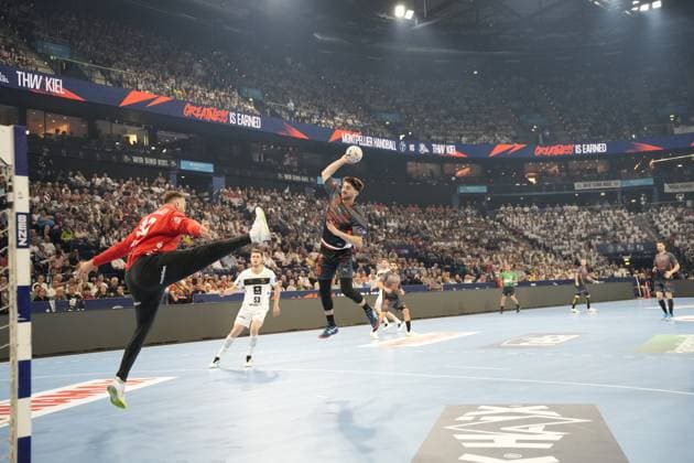 Ein Spieler von Montpellier HB springt zum Wurf auf, während der THW-Kiel-Torhüter Andreas Wolff ( 33; THW Kiel) im roten Trikot mit gestrecktem Bein die Parade versucht. Im Hintergrund läuft Nikola Bilyk ( 53; THW Kiel) ins Bild, die vollbesetzte Arena zeigt das Aufeinandertreffen Montpellier HB vs. THW Kiel. EHF European League: THW Kiel - Montpellier HB, 30.05.2026, Hamburg, Barclays Arena Copyright: xPhilippHeistx