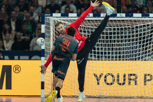 Torwart Andreas Wolff (THW Kiel) controls the ball during the handball semi-final of the the Winamax EHF Finals 2026 between Montpellier Handball and THW Kiel at Barclays Arena on May 30, 2026 in Hamburg, Germany. -