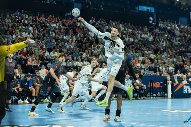 Hendrik Pekeler (THW Kiel) controls the ball during the handball semi-final of the the Winamax EHF Finals 2026 between Montpellier Handball and THW Kiel at Barclays Arena on May 30, 2026 in Hamburg, Germany. -
