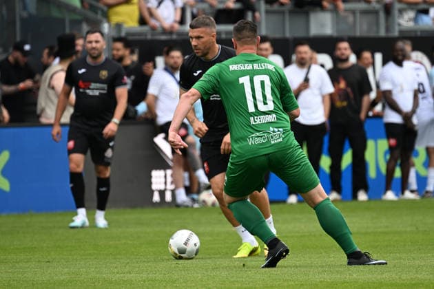 30.05.2026, xsvx, Fussball Langholz Cup 2026, v.l. Lukas Podolski Ilsemann Wiesbaden