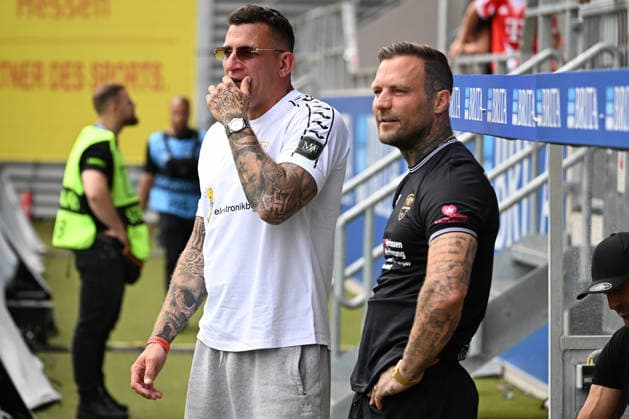 30.05.2026, xsvx, Fussball Langholz Cup 2026, v.l. Rapper Musiker Gzuz 187 Strassenbande Kristoffer Jonas Klauß Klauss und Rapper Musiker Kontra K Wiesbaden