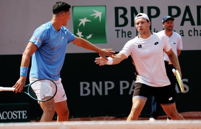 TENNIS - French Open 2026 PARIS,FRANCE,30.MAY.26 - TENNIS - ATP, Tennis Herren World Tour, French Open, Roland Garros, Grand Slam. Image shows Alexander Erler (AUT) and Lucas Miedler (AUT).  GEPAxpictures xMatthiasxHauer