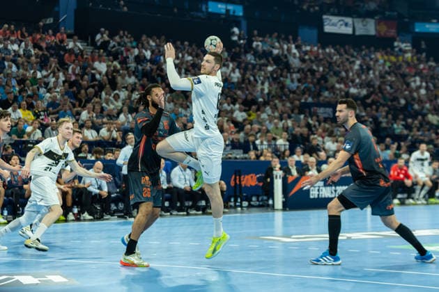 Hendrik Pekeler (THW Kiel) controls the ball during the handball semi-final of the the Winamax EHF Finals 2026 between Montpellier Handball and THW Kiel at Barclays Arena on May 30, 2026 in Hamburg, Germany. -