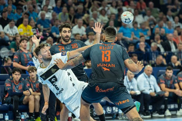 Harald Reinkind (THW Kiel)und David Balaguer (Montpellier Handball) battle for the ball during the handball semi-final of the the Winamax EHF Finals 2026 between Montpellier Handball and THW Kiel at Barclays Arena on May 30, 2026 in Hamburg, Germany. -