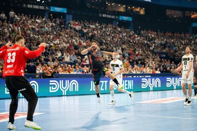 David Balaguer ( 34; Montpellier HB) springt ab und zieht zum Wurf hoch, während Andreas Wolff ( 33; THW Kiel) im Hintergrund die Position einnimmt. Magnus Landin ( 7; THW Kiel) steht am rechten Bildrand, ein THW-Abwehrspieler versucht den Wurf zu stören. EHF European League: THW Kiel - Montpellier HB, 30.05.2026, Hamburg, Barclays Arena Copyright: xPhilippHeistx