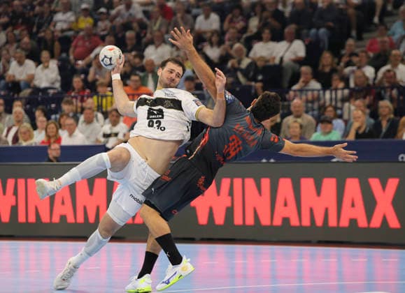 photo : Torwurf von .... Veron Nacinovic (Kiel) gegen David Romeu BALAGUER , rechts Handball Herren am Sa. 30.05.2026 Mens EHF European League , Final Four in Hamburg THW Kiel - Montpellier , Halbfinale