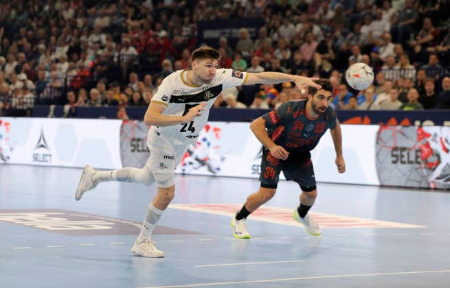 photo : Lukas ZERBE (Kiel) gegen David Romeu BALAGUER (rechts , Montpellier) Handball Herren am Sa. 30.05.2026 Mens EHF European League , Final Four in Hamburg THW Kiel - Montpellier , Halbfinale