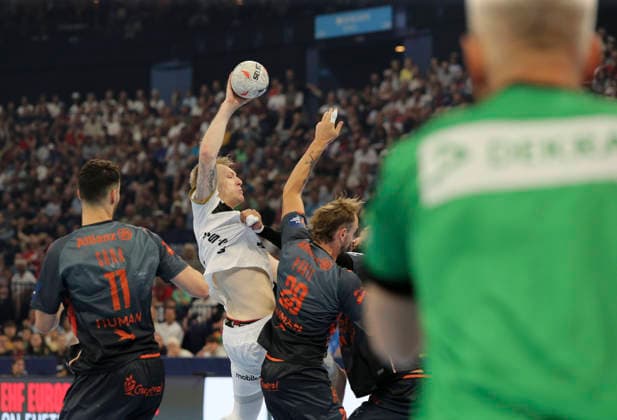 photo : Eric Johansson ( Kiel ) wirft gegen Valentin PORTE Handball Herren am Sa. 30.05.2026 Mens EHF European League , Final Four in Hamburg THW Kiel - Montpellier , Halbfinale