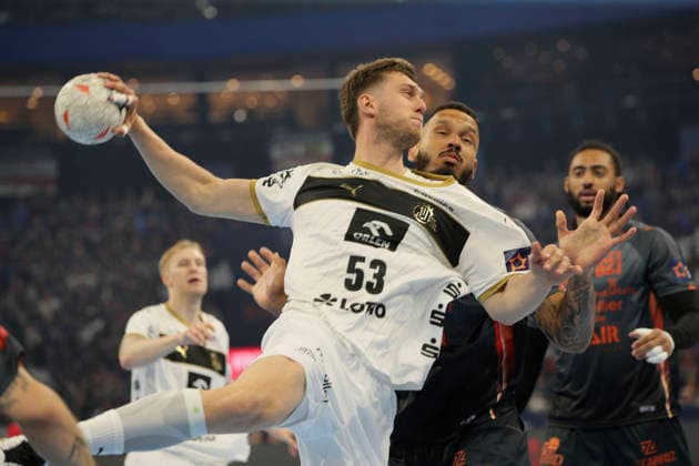 photo : Torwurf von .... Nikola Bilyk (Kiel) gegen Rogerio Ferreira MORAES Handball Herren am Sa. 30.05.2026 Mens EHF European League , Final Four in Hamburg THW Kiel - Montpellier , Halbfinale