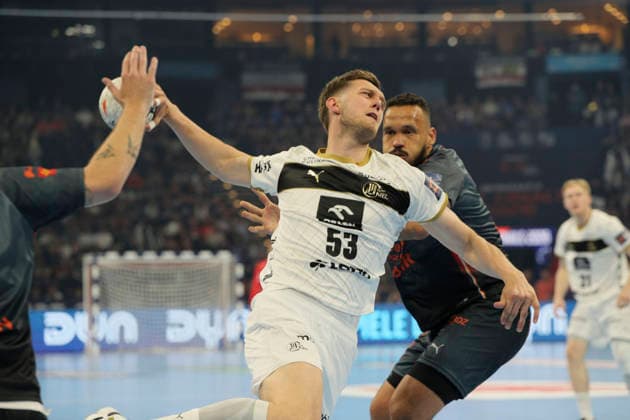 photo : Torwurf von .... Nikola Bilyk (Kiel) gegen Rogerio Ferreira MORAES , rechts Handball Herren am Sa. 30.05.2026 Mens EHF European League , Final Four in Hamburg THW Kiel - Montpellier , Halbfinale
