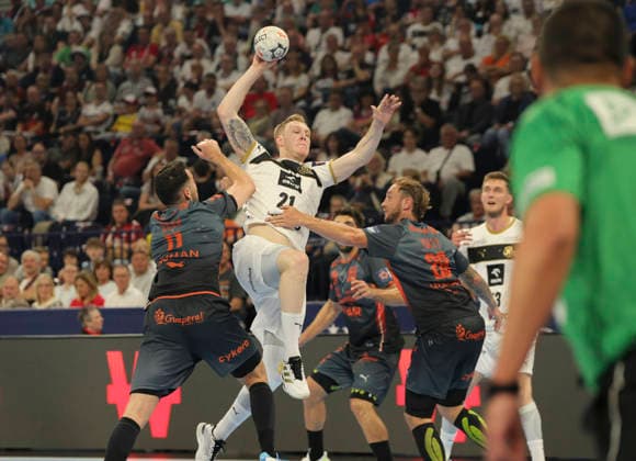 photo : Torwurf von .... Eric Johansson ( Kiel ) gegen Valentin PORTE und links ... Zvonimir SRNA Handball Herren am Sa. 30.05.2026 Mens EHF European League , Final Four in Hamburg THW Kiel - Montpellier , Halbfinale